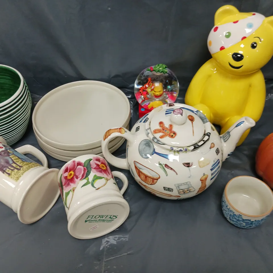 APPROXIMATELY 10 ASSORTED POTTERY PRODUCTS FROM VARIOUS MAKERS - COLLECTION ONLY 