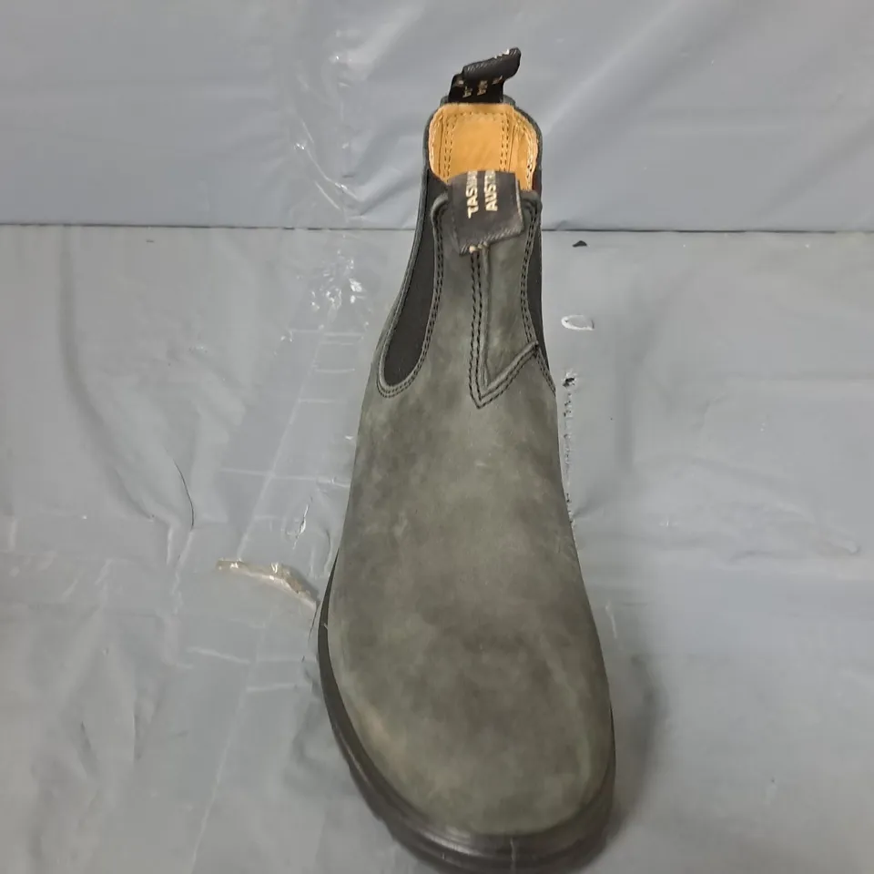 PAIR OF BLUNDSTONE LEATHER SLIP ON BOOTS IN GREY - SIZE 5