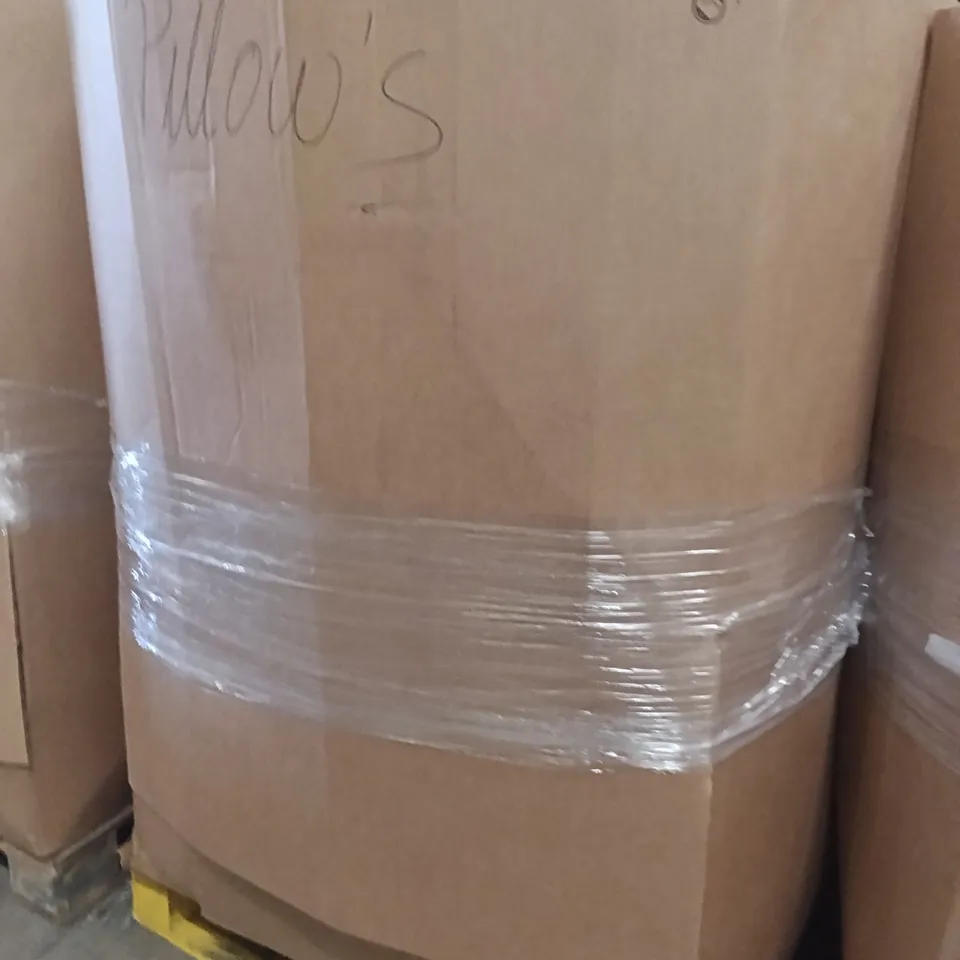 PALLET CONTAINING A LARGE QUANTITY OF PILLOWS