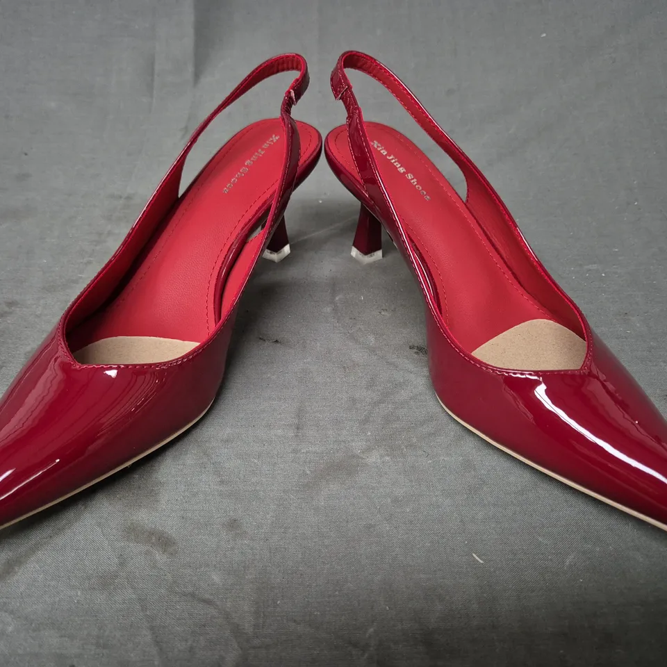 BOXED PAIR OF XIN JING POINTED TOE LOW HEEL SHOES IN RED EU SIZE 39