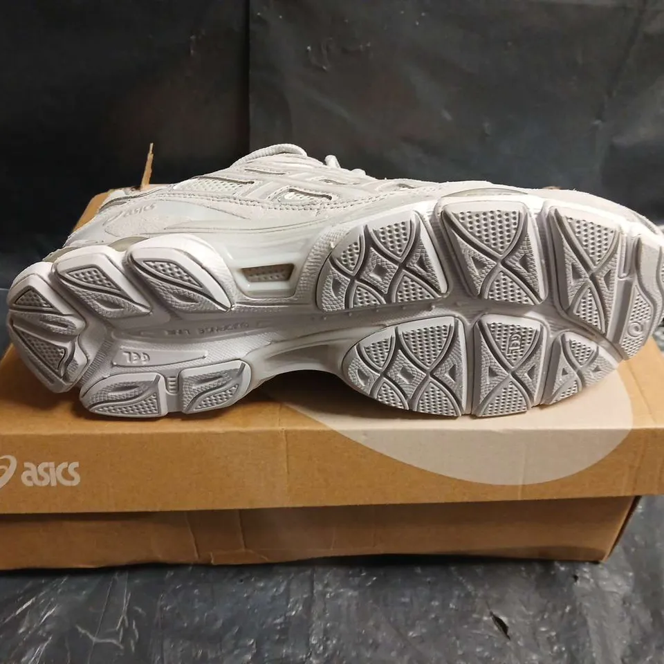 BOXED PAIR OF ASICS RUNNING SHOES – UK SIZE 7