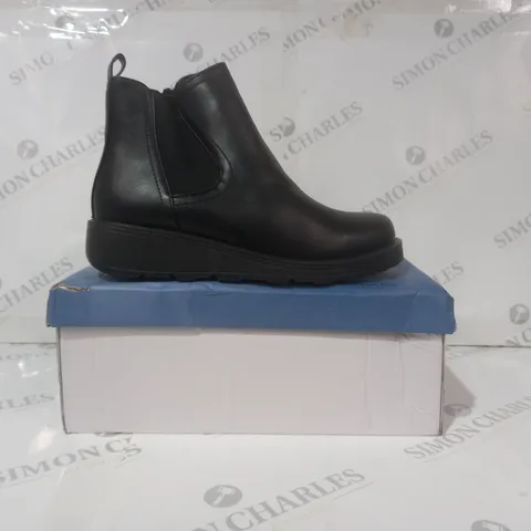 BOXED PAIR OF AJVANI COLLECTION SHOES IN BLACK UK SIZE 7