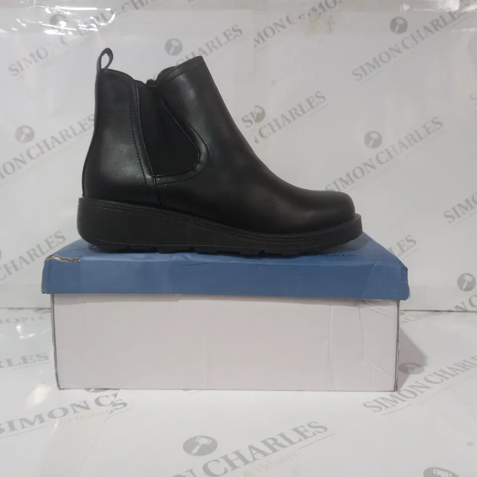 BOXED PAIR OF AJVANI COLLECTION SHOES IN BLACK UK SIZE 7