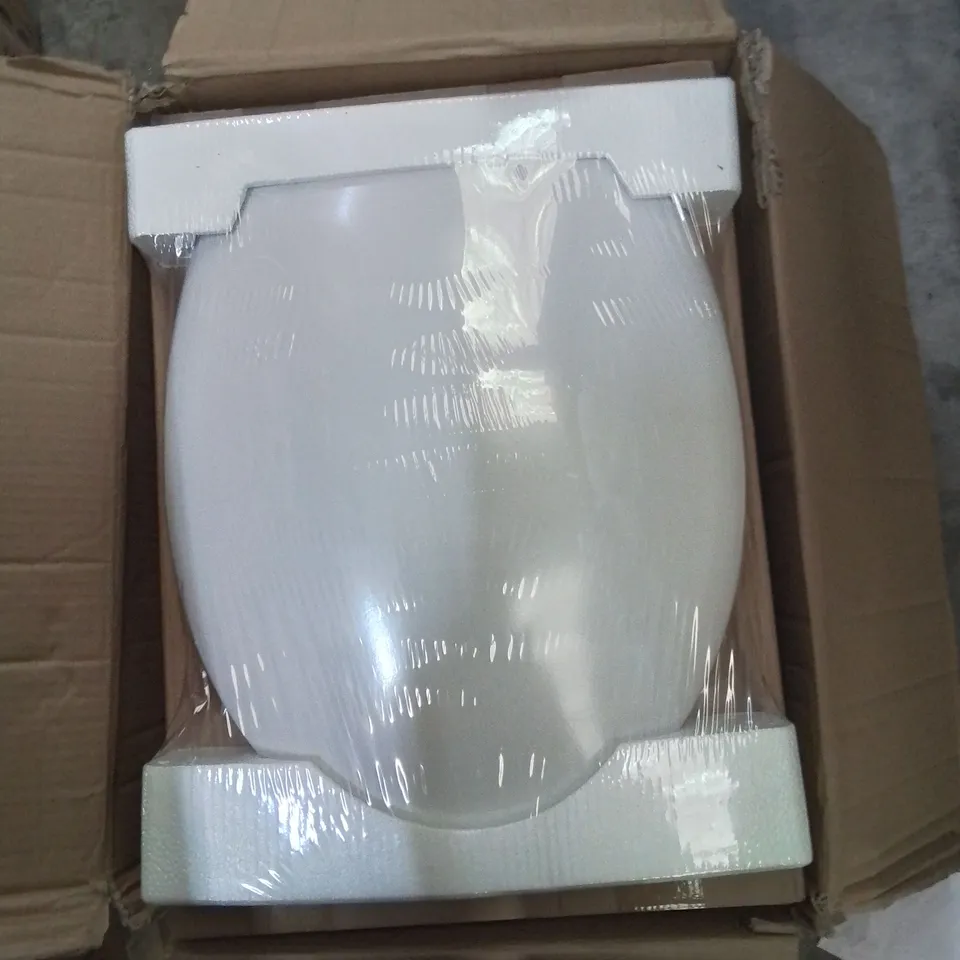 A BOX OF 7 BOXED TOILET SEATS