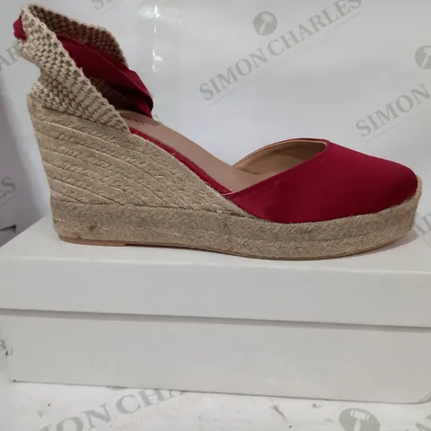 BOXED PAIR OF LK BENNETT LONDON ESMERALDA CLOSED TOE WEDGE SHOES IN RED EU SIZE 42