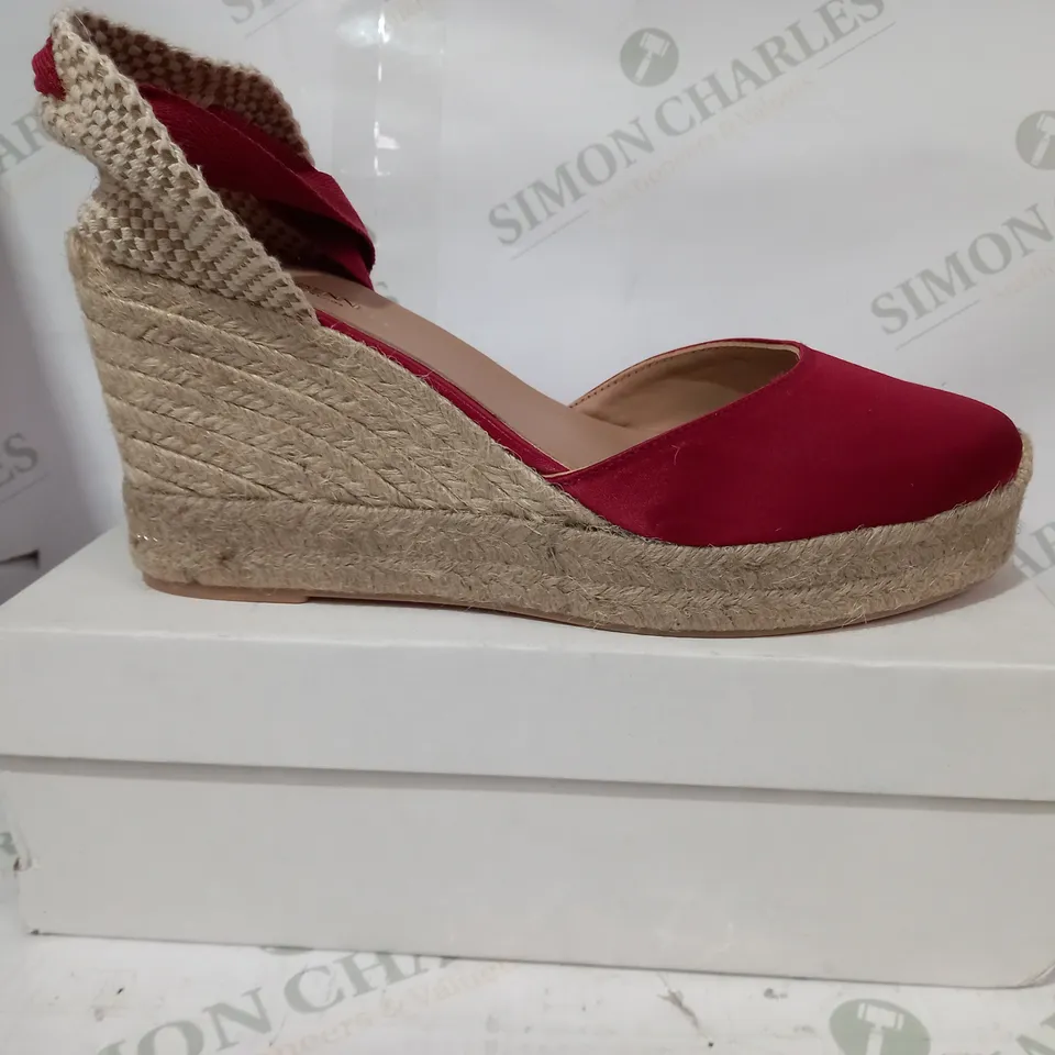 BOXED PAIR OF LK BENNETT LONDON ESMERALDA CLOSED TOE WEDGE SHOES IN RED EU SIZE 42