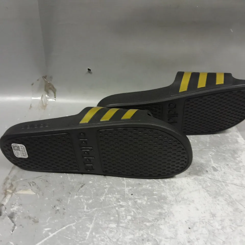 UNBOXED PAIR OF ADIDAS ADILETTE AQUA SLIDERS UK 7