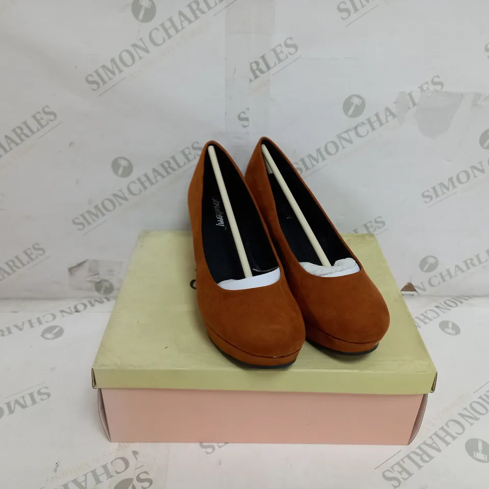 5 BOXED PAIRS OF STRAWBERRY WEDGE SHOES IN CHESTNUT SIZE 5 