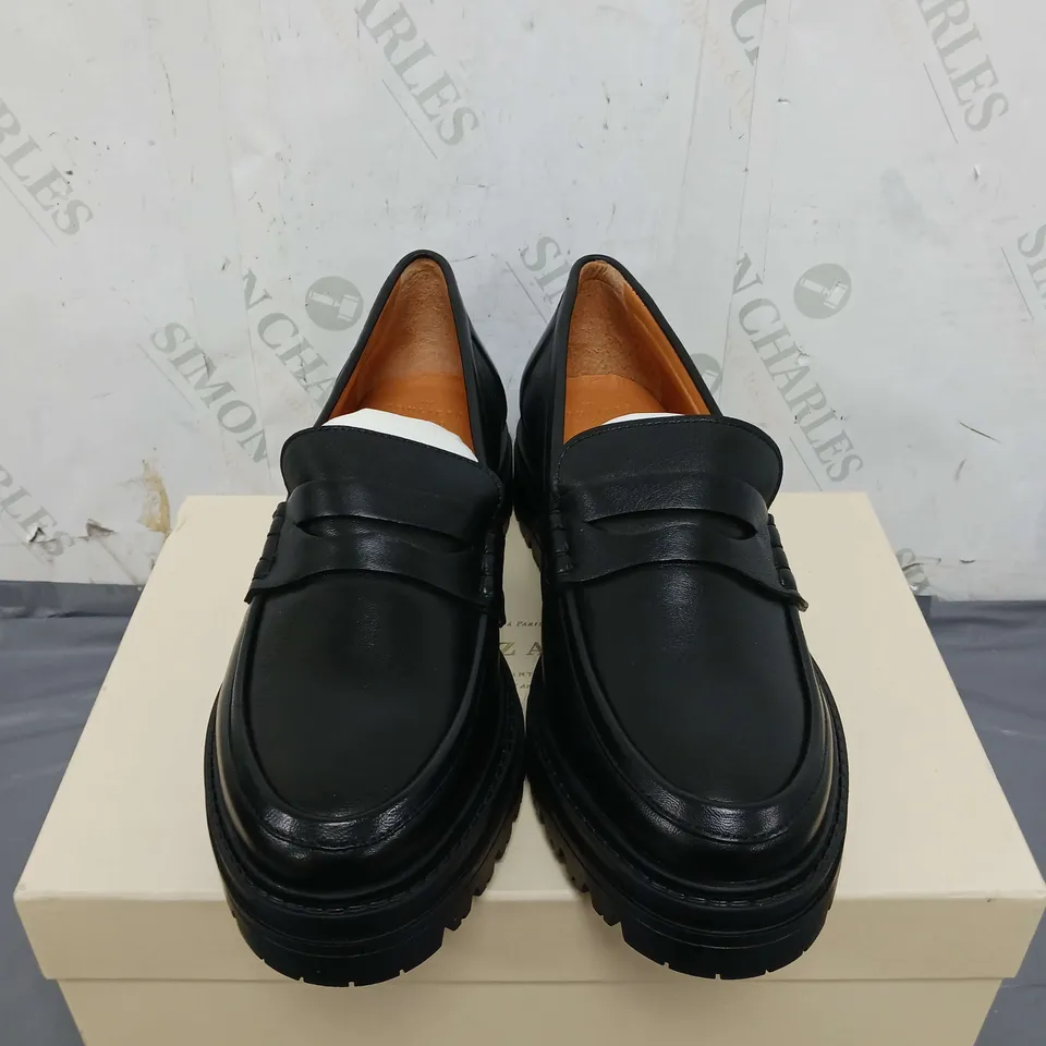BOXED PAIR OF SUZANE ALBANE MOCASSINS LEATHER LOAFERS SIZE 5