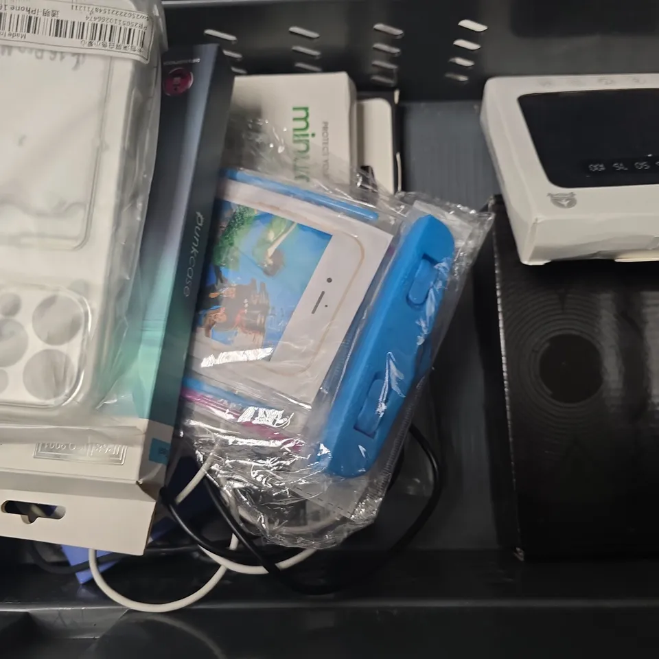 APPROXIMATELY 10 ASSORTED ITEMS TO INCLUDE - POWER BANK , LINKPOD 4 , ZAGG GEAR 4 CLEAR PHONE CASE ETC