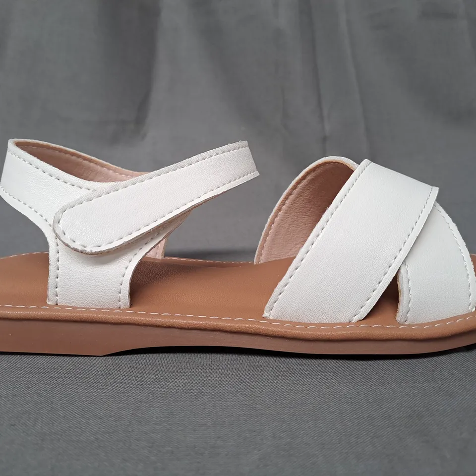 BOXED PAIR OF DESIGNER OPEN TOE CROSS-STRAP FLAT SANDALS IN WHITE EU SIZE 30