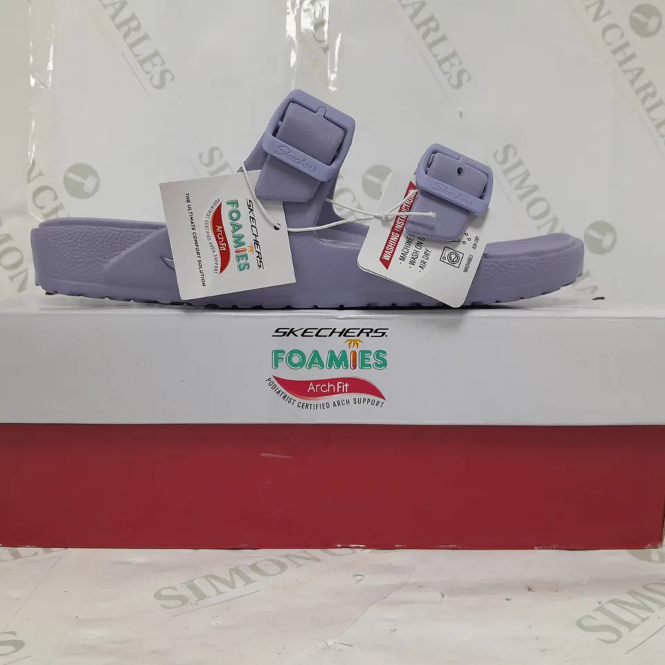 BOXED PAIR OF SKECHERS ARCH FIT FOAMIES SLIDE SANDALS IN LAVENDER SIZE 7