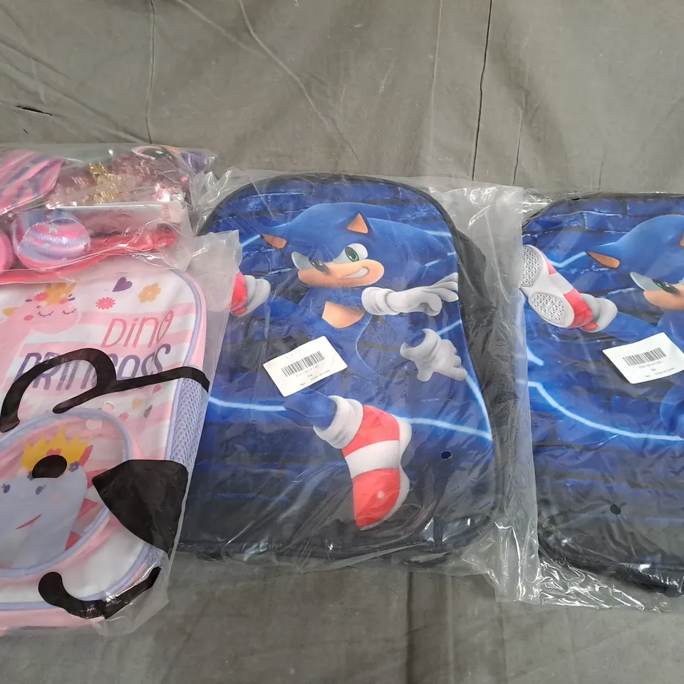 APPROXIMATELY 10 ASSORTED ITEMS TO INCLUDE SONIC THE HEDGEHOG BACKPACK 