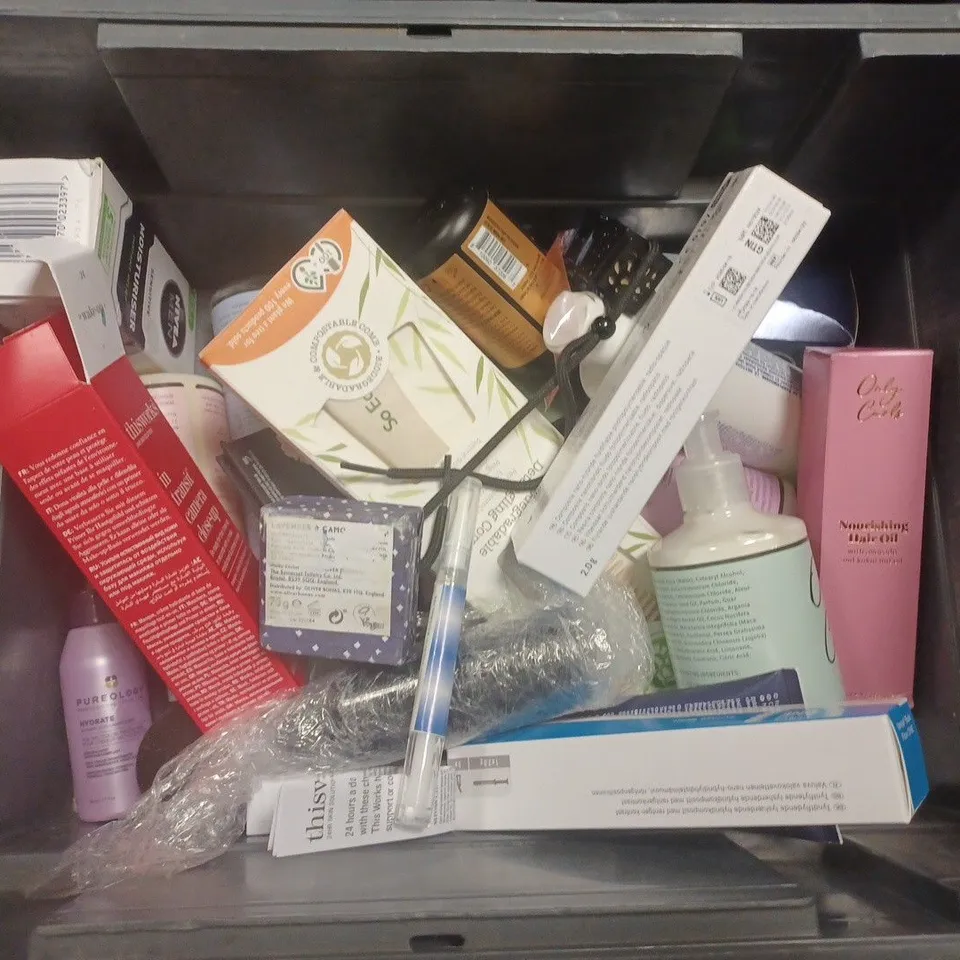 BOX OF APPROX 20 ASSORTED HEALTH AND BEAUTY ITEMS TO INCLUDE - NIVEA MEN REHYDRATING MOISTURISER - BBB INTENSE BODY BLITZ BROWN TANNING BUTTER - MAN SCAPED CROP PRESERVER ECT