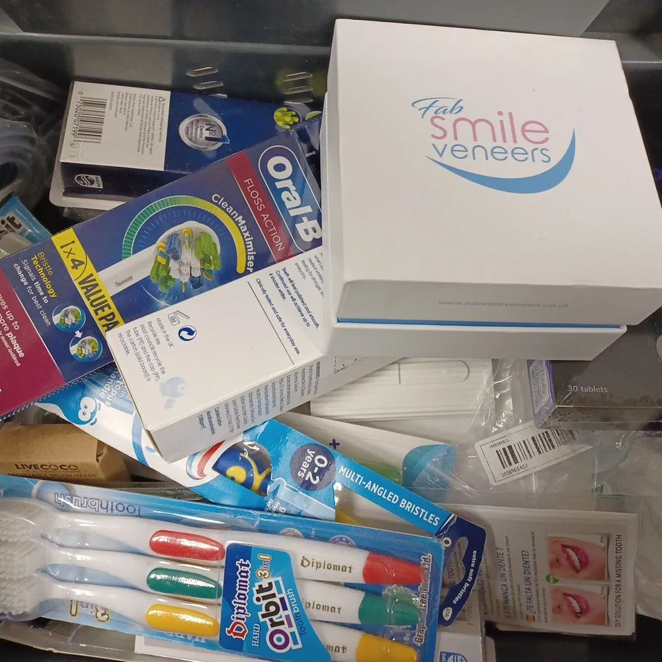 APPROXIMATELY 20 ASSORTED ORAL HYGIENE PRODUCTS TO INCLUDE PEARL DROPS STRONG POLISHED WHITE, FAB SMILE VENEERS, DENTAL POD PREMIUM STERILISING TABLETS, ORAL-B FLOSS ACTION HEADS