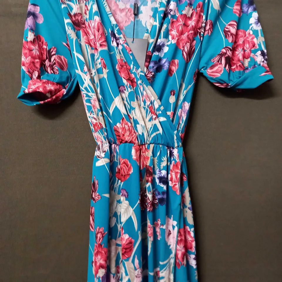 JESSICA JOY SHORT SLEEVE WRAP FLORA DESIGN DRESS IN LIGHT BLUE - SIZE 10