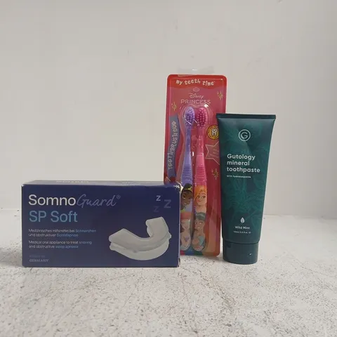 APPROXIMATELY 10 ASSORTED COSMETIC ITEMS INCLUDING VARIOUS MAKES AND BRANDS - COLLECTION ONLY