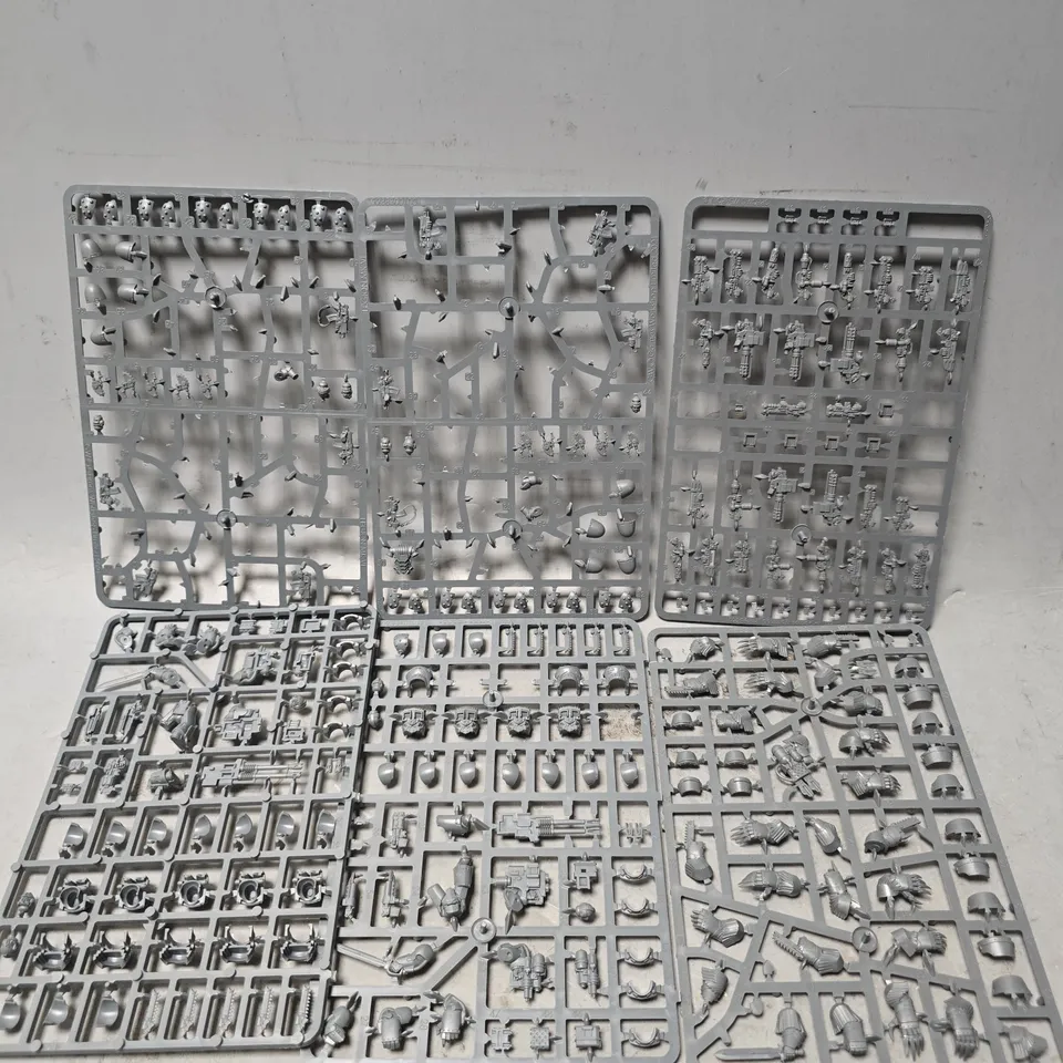 TOTE OF APPROXIMATELY 7 SHEETS OF WARHAMMER PLASTICS - MODEL UNSPECIFIED 