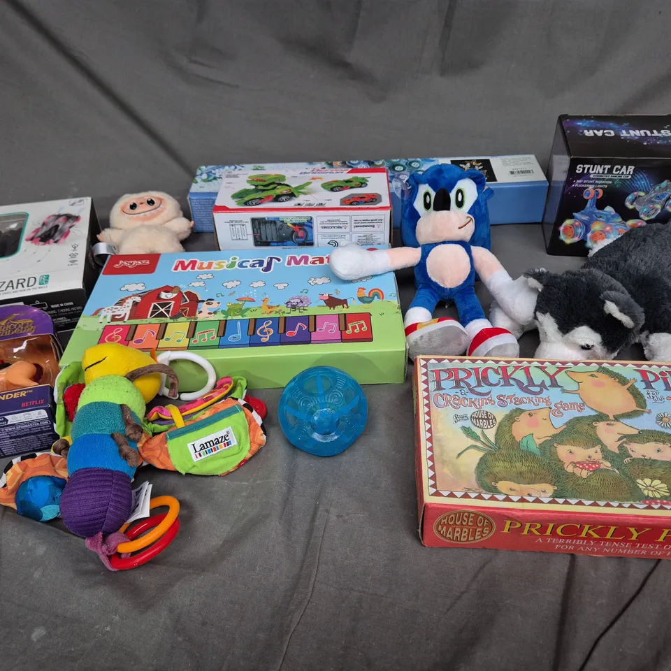 QUANTITY OF ASSORTED TOYS TO INCLUDE STUNT CAR, SONIC PLUSH, AND PRICKLY PILE UP ETC. 