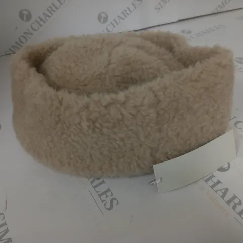 ARKET CREAM FLUFFY HAT - ON SIZE