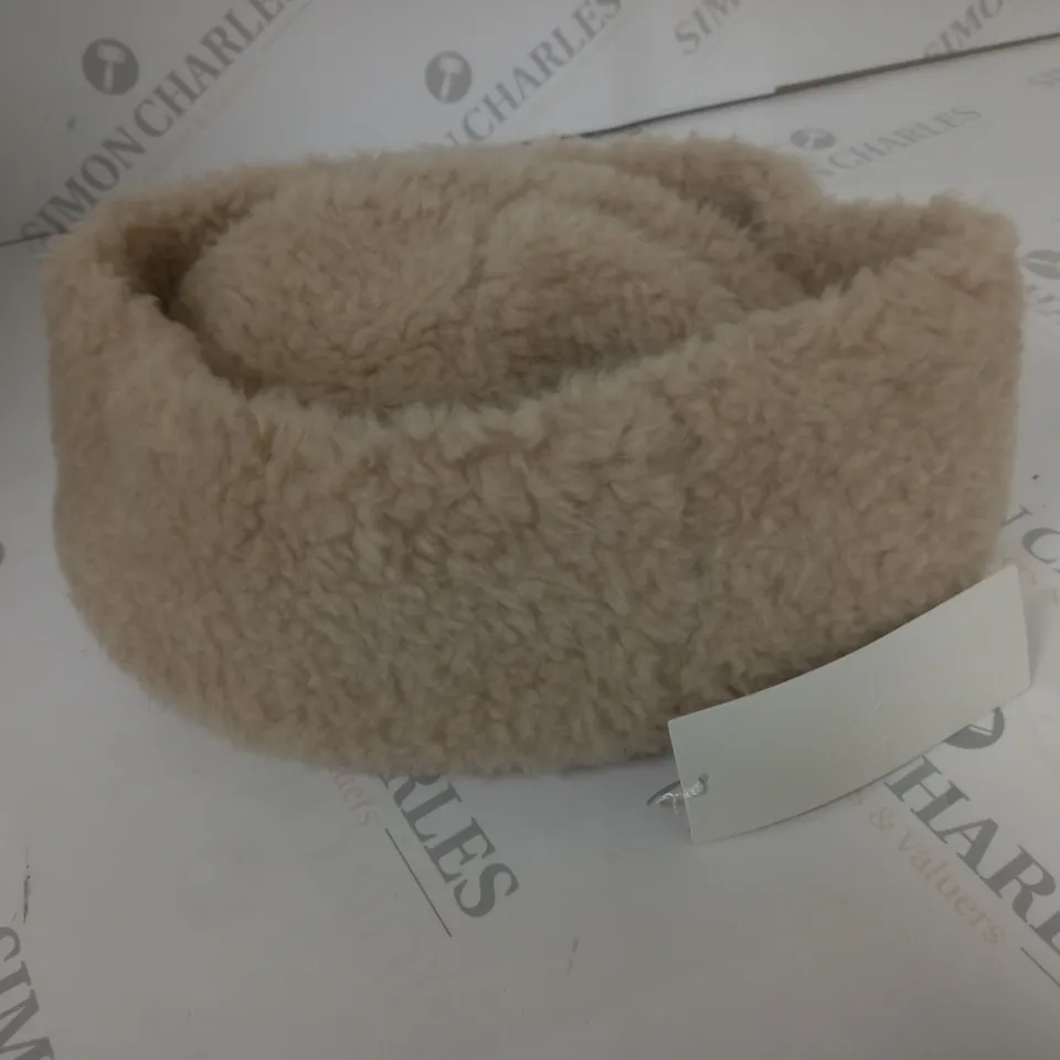 ARKET CREAM FLUFFY HAT - ON SIZE 