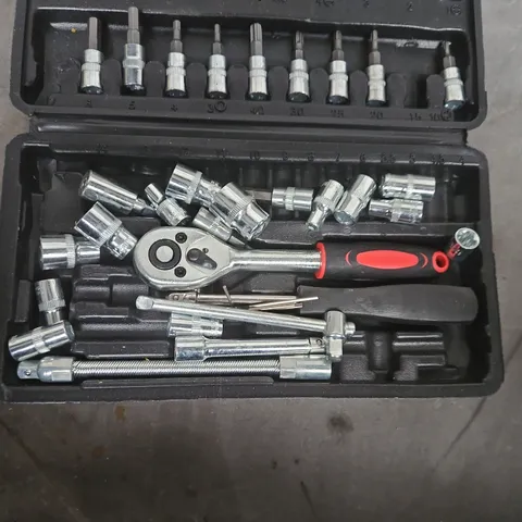 Socket wrench set with ratchet handle and sockets in plastic case