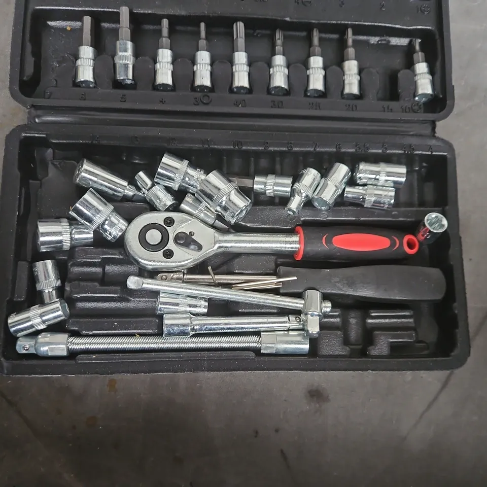 Socket wrench set with ratchet handle and sockets in plastic case