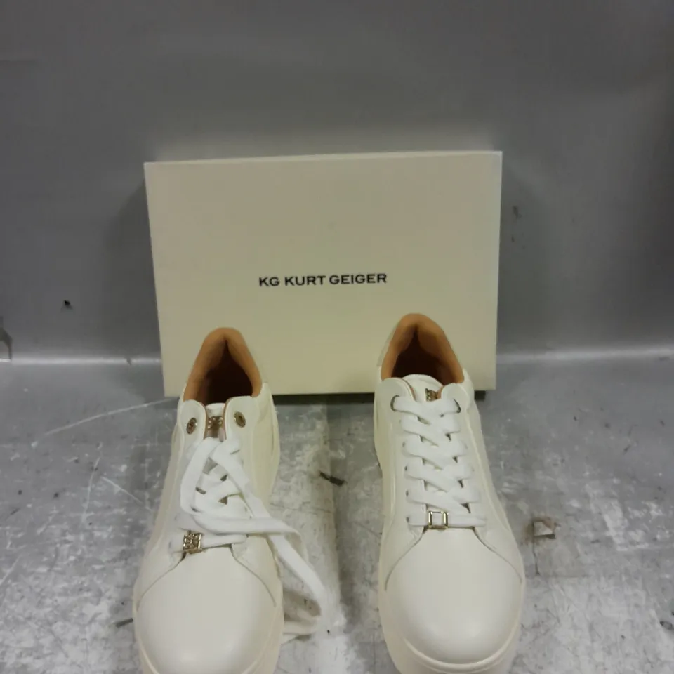 BOXED PAIR OF KURT GEIGER LIGHTER WEAVE WHITE SNEAKERS SIZE 40 