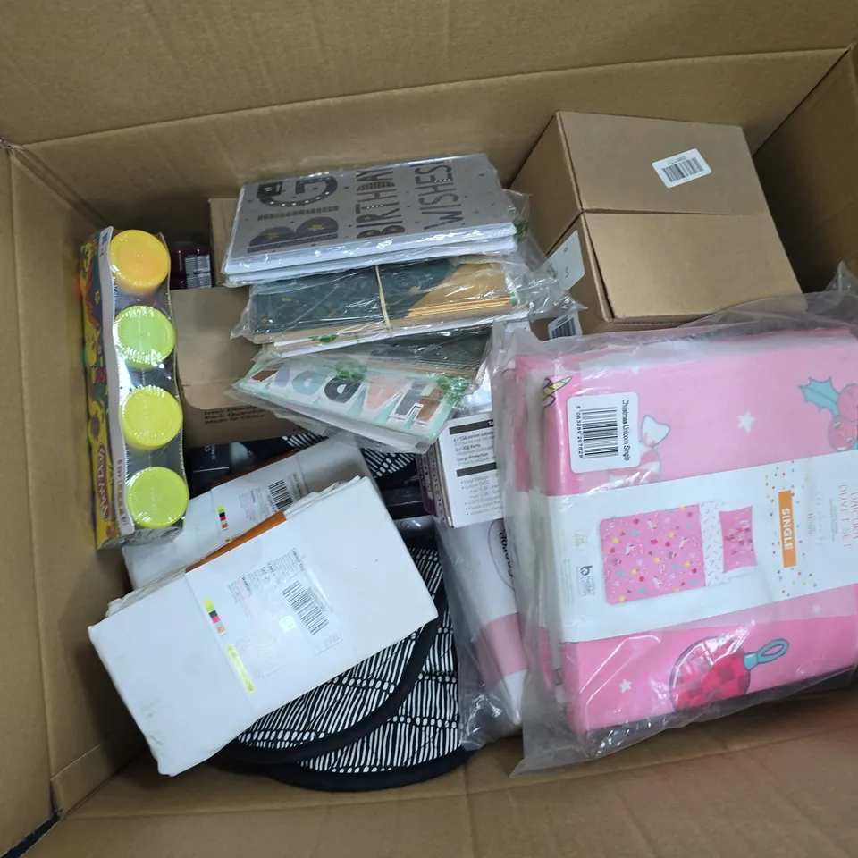 APPROXIMATELY 20 ASSORTED HOMEWARE ITEMS TO INCLUDE PLAYDOH TUBS, UNICORN CHRISTMAS DUVET SET, STATUS EXTENSION LEAD, ETC - COLLECTION ONLY