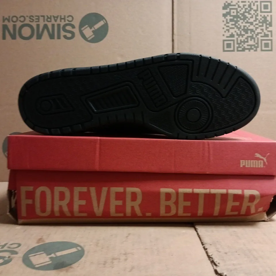 BOXED PAIR OF PUMA SHUFFLE DOWNTOWN TRAINERS IN BLACK/GOLD SIZE UK 8