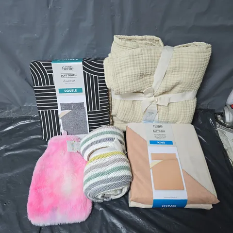 APPROXIMATELY 15 ASSORTED HOMEWARE ITEMS TO INCLUDE REVERSIBLE DUVET SET KING, BABY KNITTED SHAWL, TIE DYE WATER BOTTLE, ETC - COLLECTION ONLY