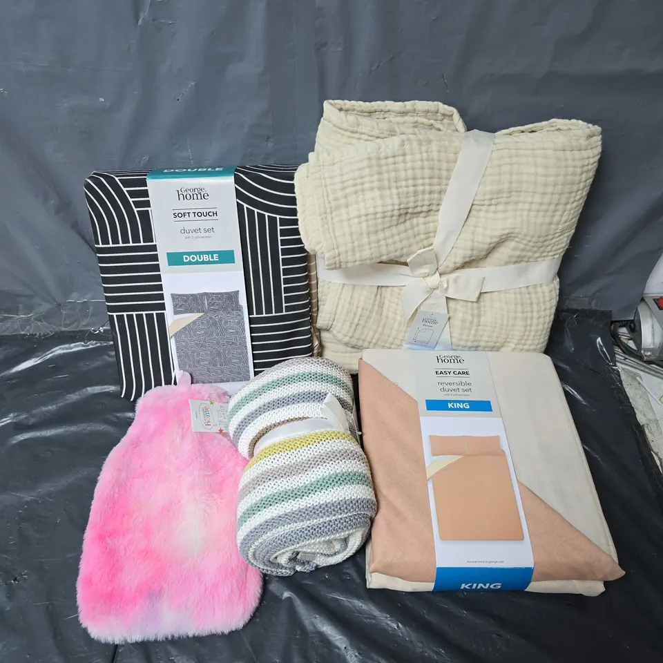 APPROXIMATELY 15 ASSORTED HOMEWARE ITEMS TO INCLUDE REVERSIBLE DUVET SET KING, BABY KNITTED SHAWL, TIE DYE WATER BOTTLE, ETC - COLLECTION ONLY