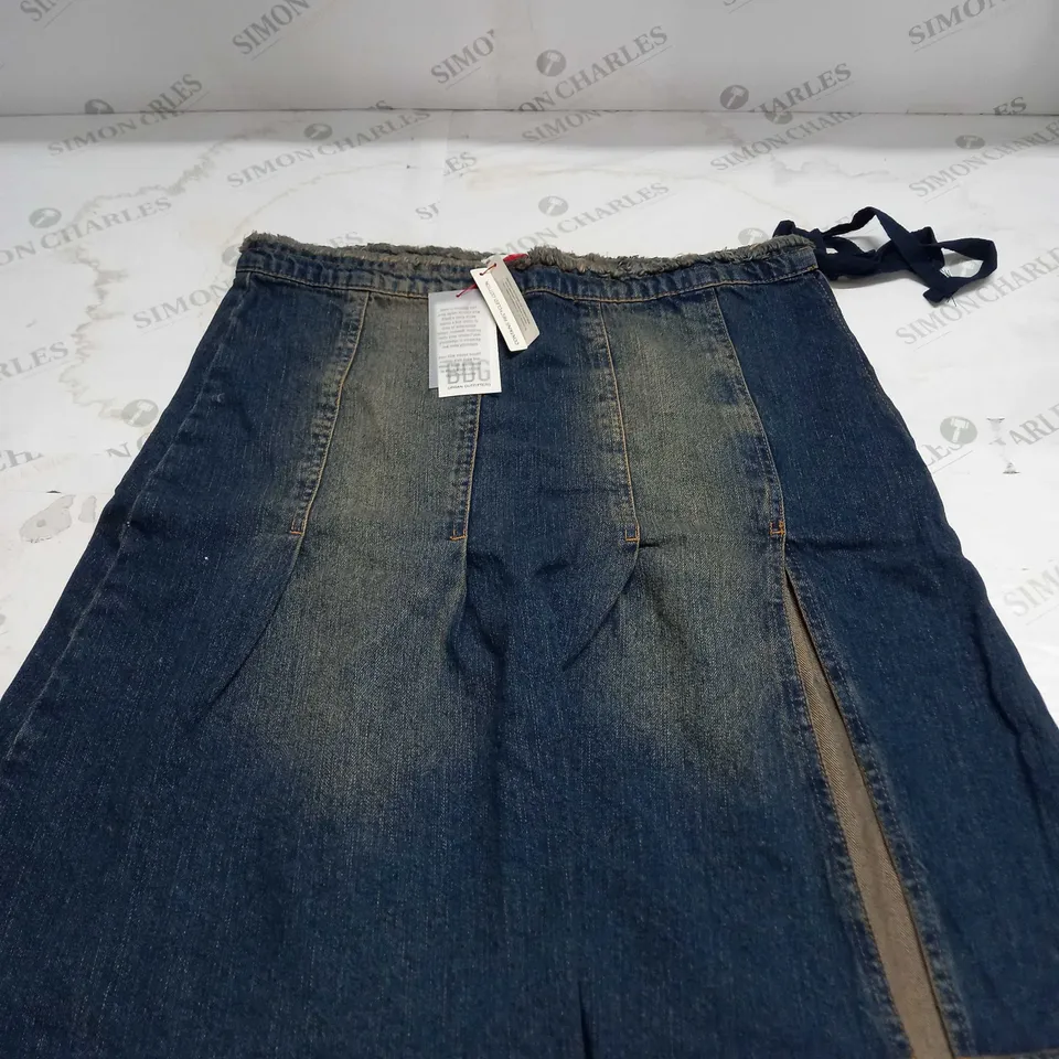 BDG DEMIN DIRTY LOOK SKIRT - LARGE