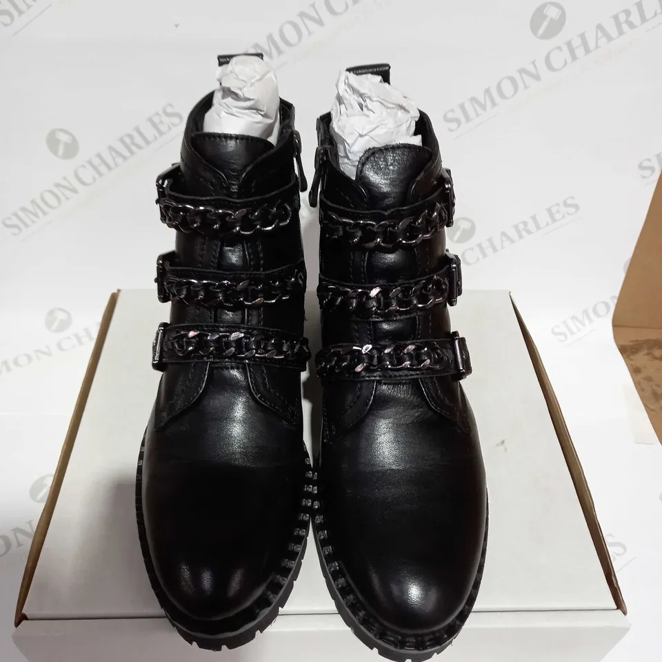 MODA COLEENE BOOT BLACK - SIZE 6.5