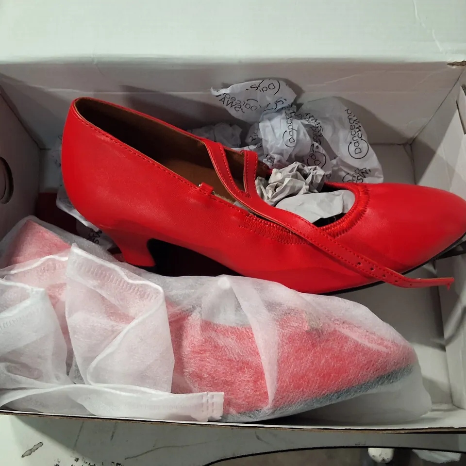 PALLET OF ASSORTED ITEMS TO INCLUDE BOXED PAIRS OF DANCEAND SWAY SHOES, VIDALXL BASIN AND MICROWAVE