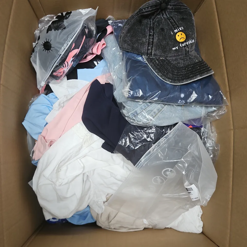 BOX OF APPROXIMATELY 20 ASSORTED CLOTHING ITEMS TO INCLUDE JEANS, PYJAMAS, TOPS, ETC