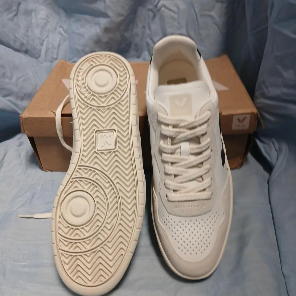 VEJA WHITE LEATHER TRAINERS – MEN'S SIZE 8.5