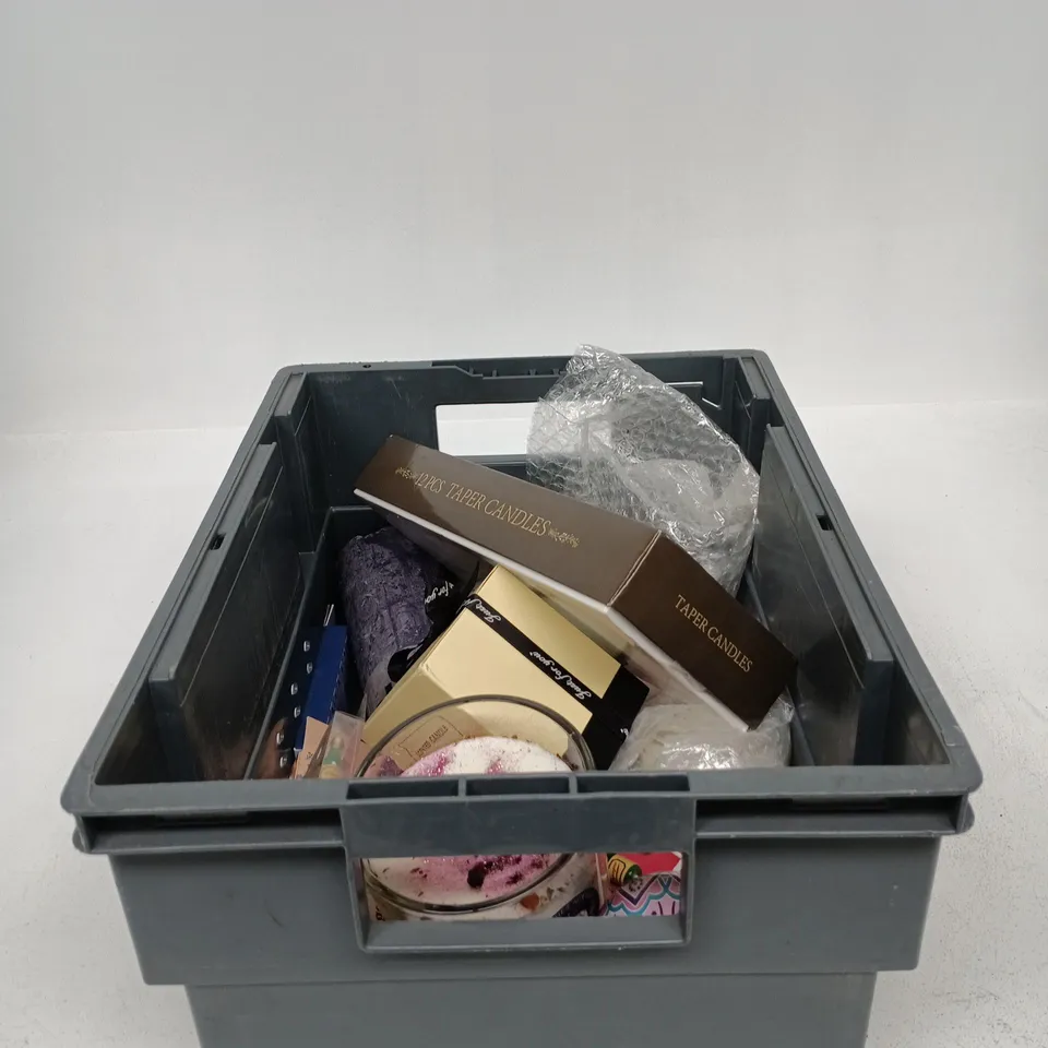 TOTE OF APPROXIMATELY 15 ASSORTED ITEMS TO INCLUDE CANDLES OF VARIOUS STYLES AND SIZES, MASON CASH CAKE DECORATIONS ETC
