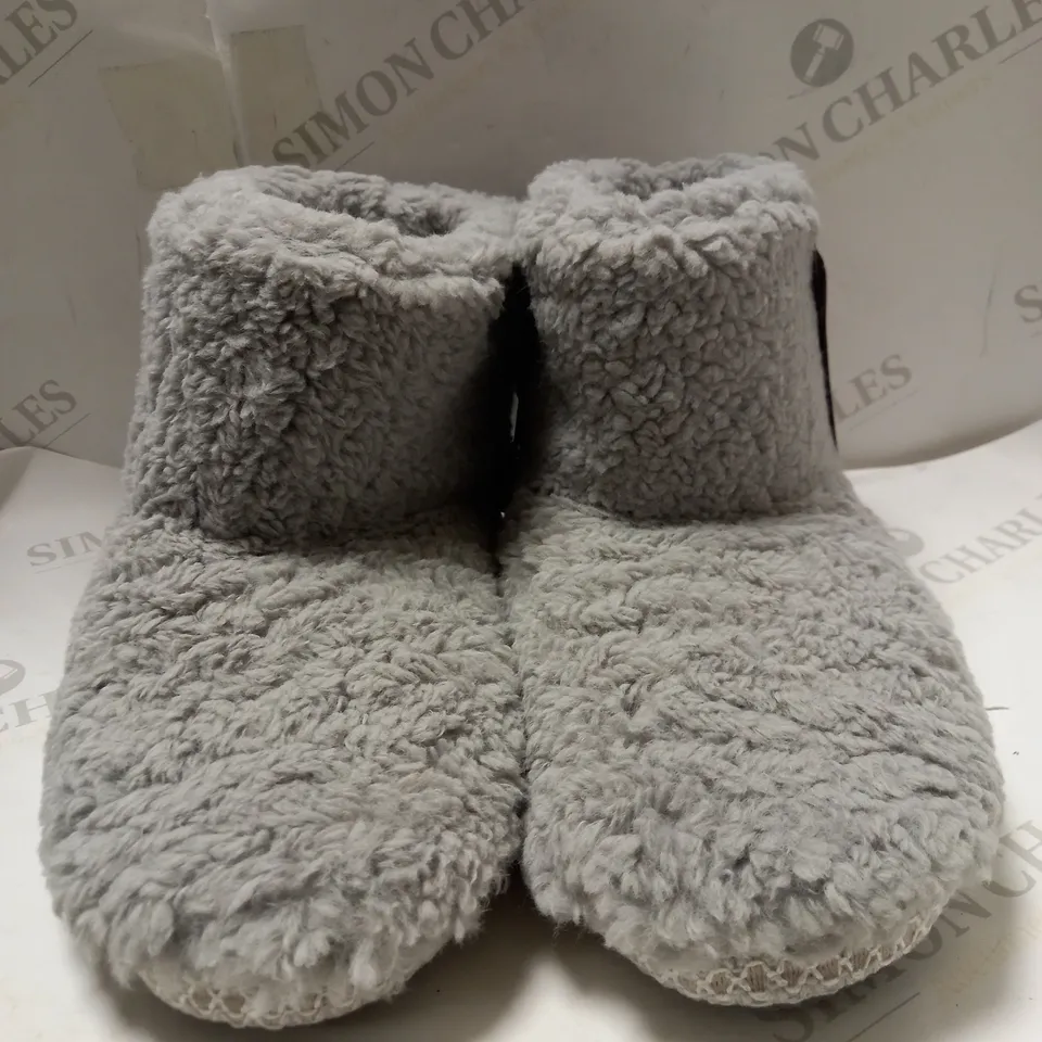 MUK LUKS FREJA GREY BOOT SLIPPERS - SIZE 7