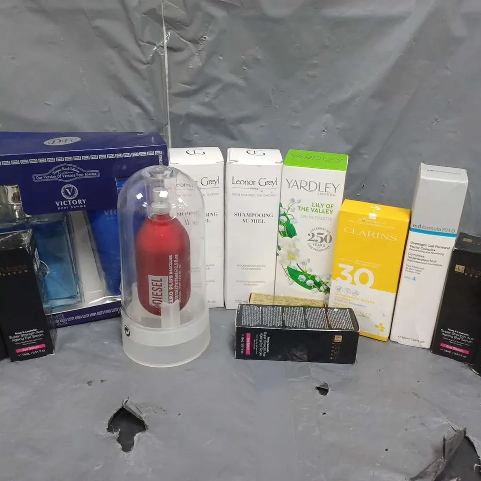 APPROXIMATELY 12 HEALTH & BEAUTY ITEMS TO INCLUDE YARDLEY EAU DE TOILETTE LILY OF THE VALLEY (125ml), CLARINS INVISIBLE SUN CARE GEL-TO-OIL (50ml), MIRACLE SERUM SUPER STRENGTH ANTI-AGEING EYE SERUM (