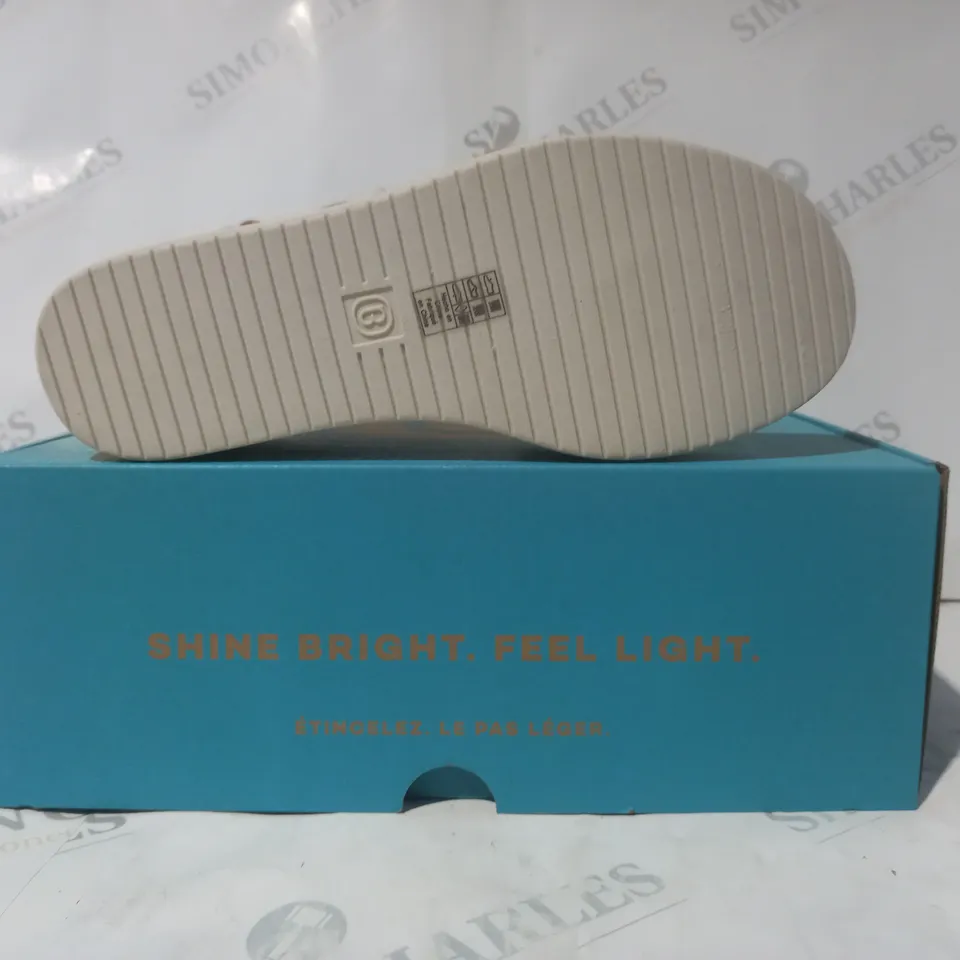 BOXED PAIR OF BZEES OPEN TOE WEDGE SANDALS SIZE 6
