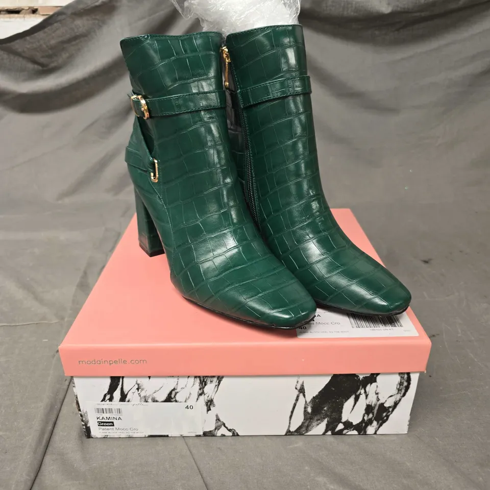 BOXED PAIR OF MODA IN PELLE KAMINA BLOCK HEEL TOE BOOTS IN GREEN - 7