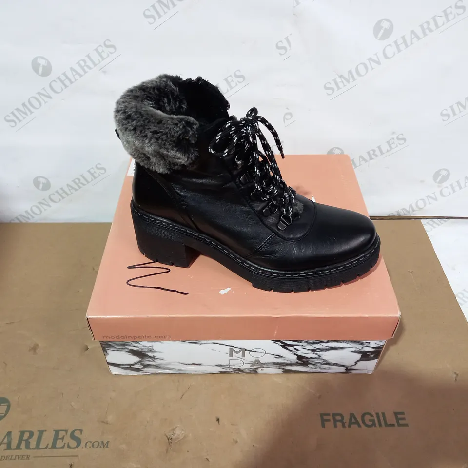 BOXED PAIR OF MODA IN PELLE BOOTS  - SIZE 38