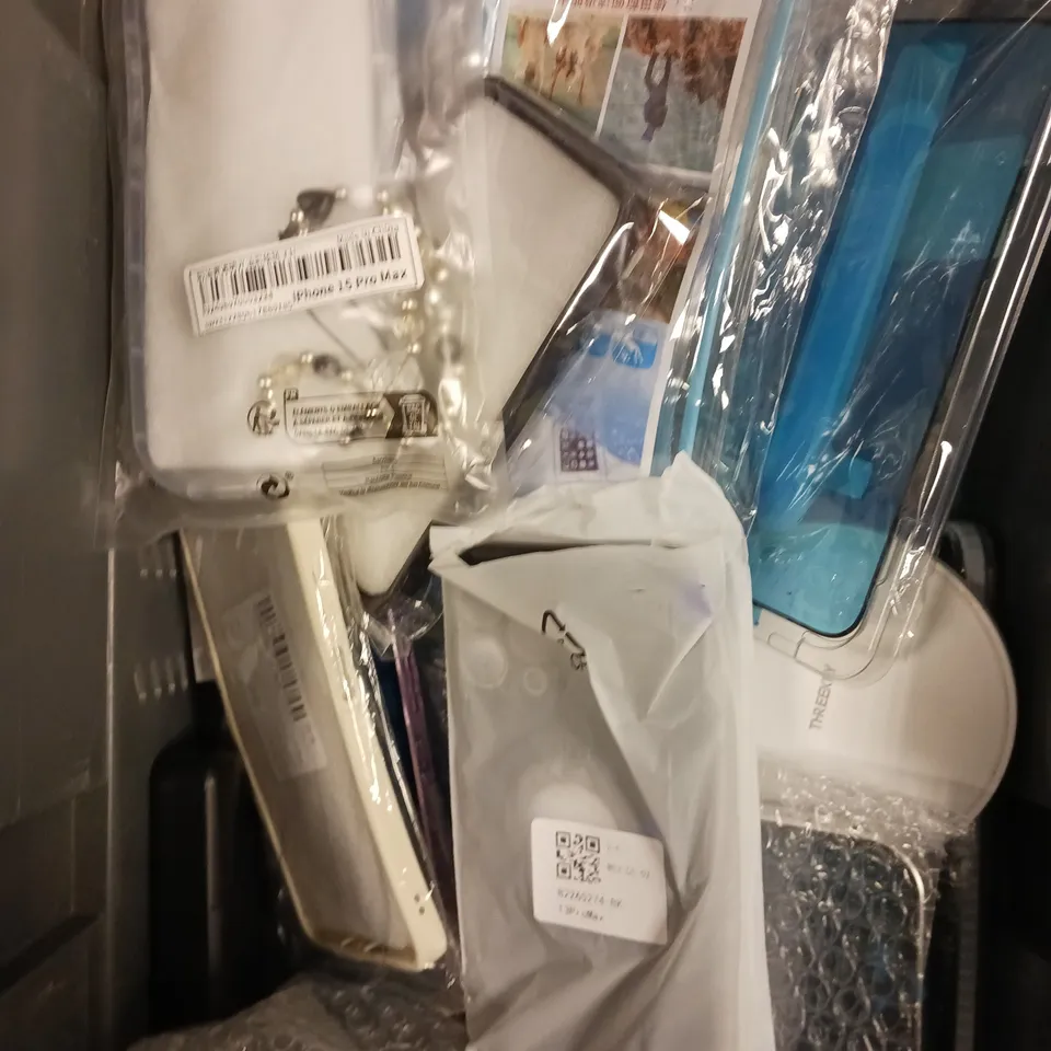 APPROXIMATELY 15 ASSORTED SMARTPHONE ACCESSORIES TO INCLUDE PROTECTIVE CASES, CHARGING CABLES, WIRELESS CHARGERS ETC 