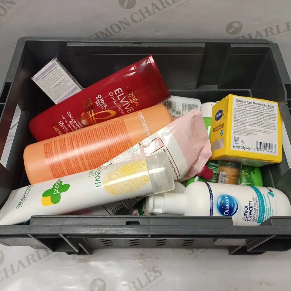 LOT OF APPROXIMATELY 25 COSMETICS ITEMS TO INCLUDE LOREAL PARIS ELVIVE COLOUR PROTECT SHAMPOO, INVIGO WELLA PROFFESSIONALS CONDITIONER, CREIGHTONS PURE TOUCH HAND WASH, ETC