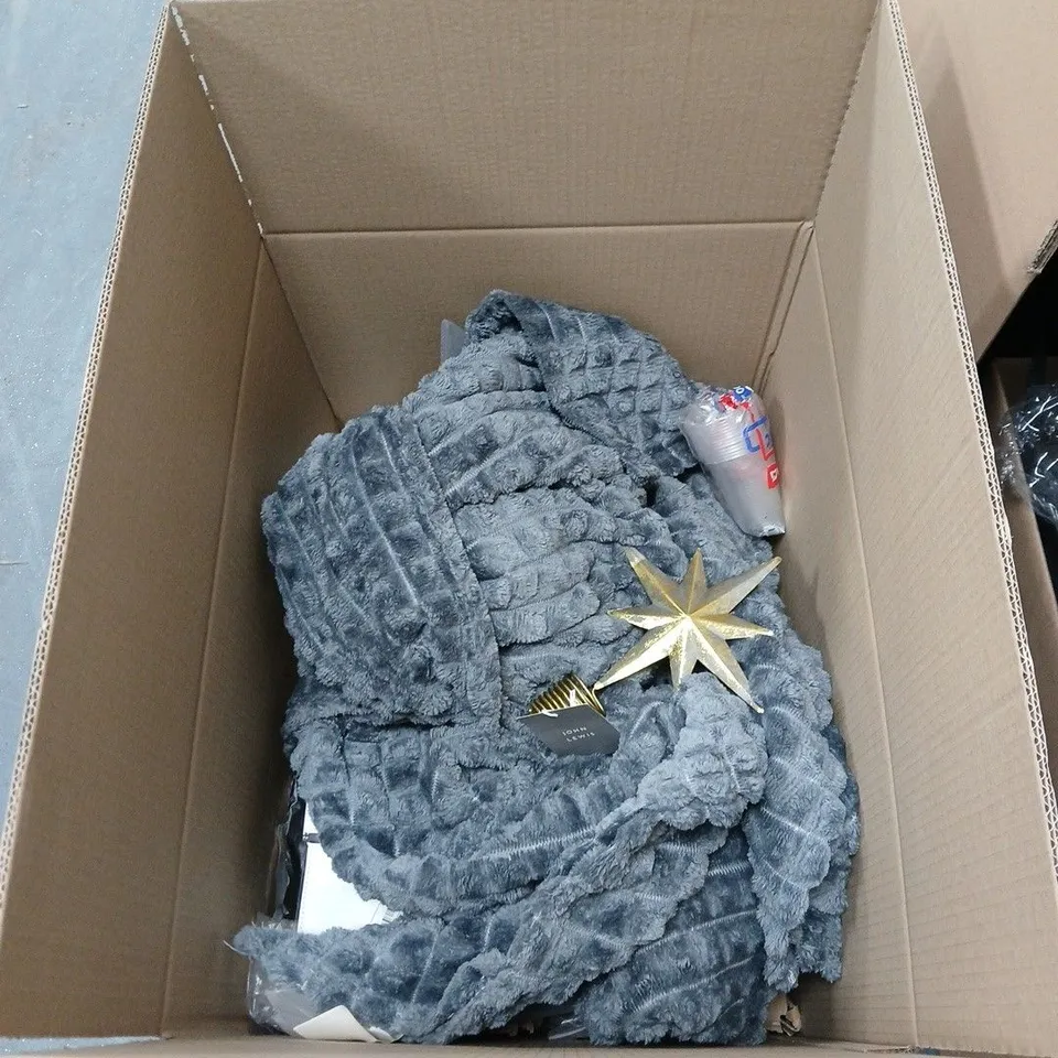 BOX OF APPROXIMATELY 20 ASSORTED ITEMS TO INCLUDE BATH MAT, WRAPPING PAPER, STAR ORNAMENT, PLASTIC CUPS ETC