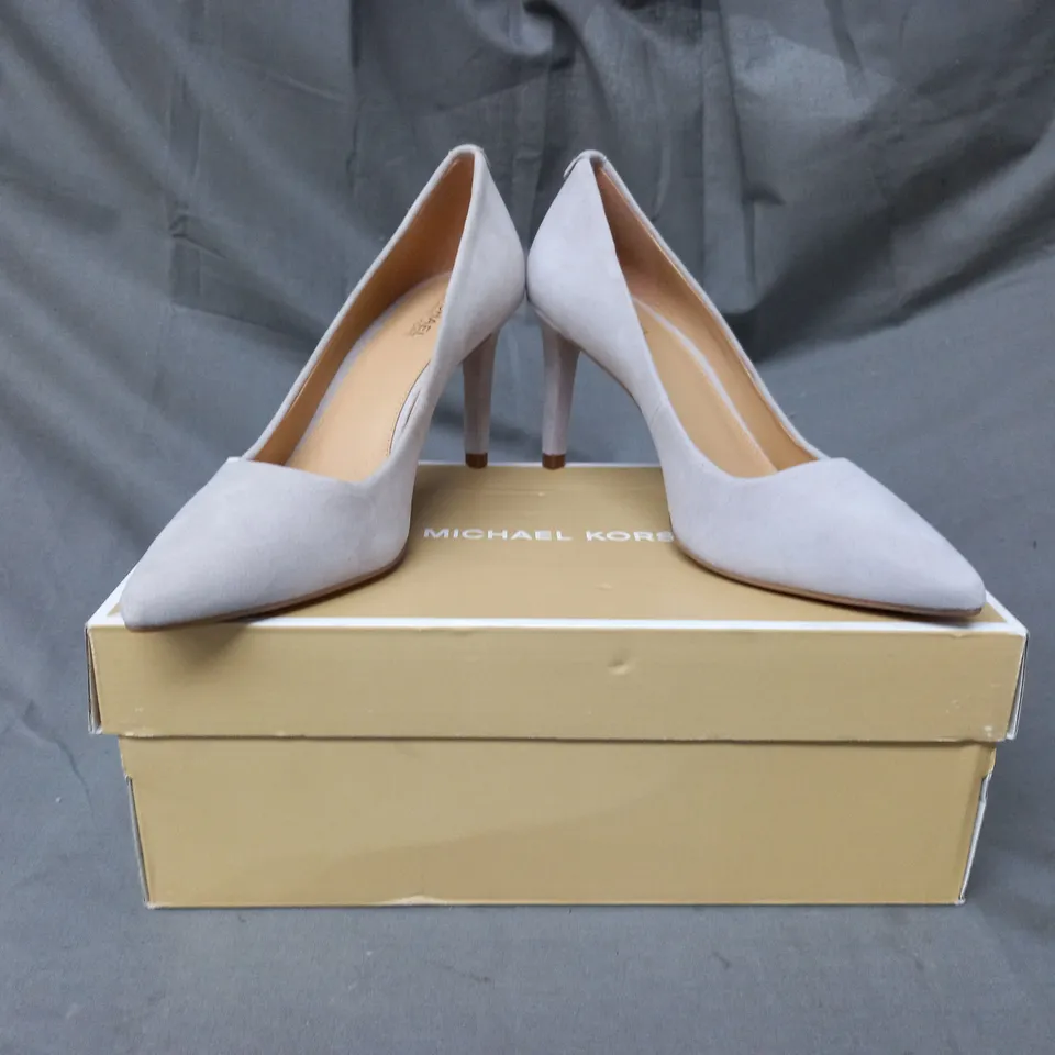 BOXED PAIR OF MICHAEL KORS POINTED TOE HEELS IN GREY SIZE UNSPECIFIED