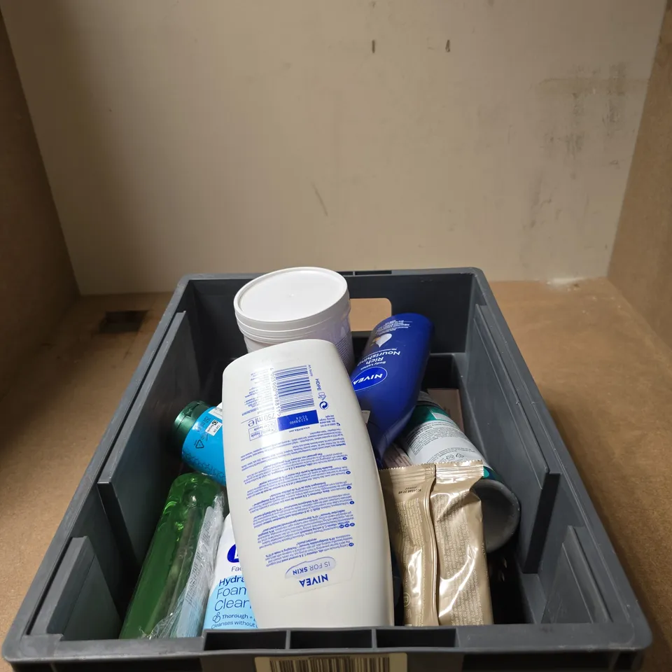 APPROXIMATELY 20 ASSORTED COSMETIC ITEMS INCLUDING NIVEA COCNUT SHOWER GEL , E45 FACE CARE CREAM AND FACE & BODY HONEY SCRUB