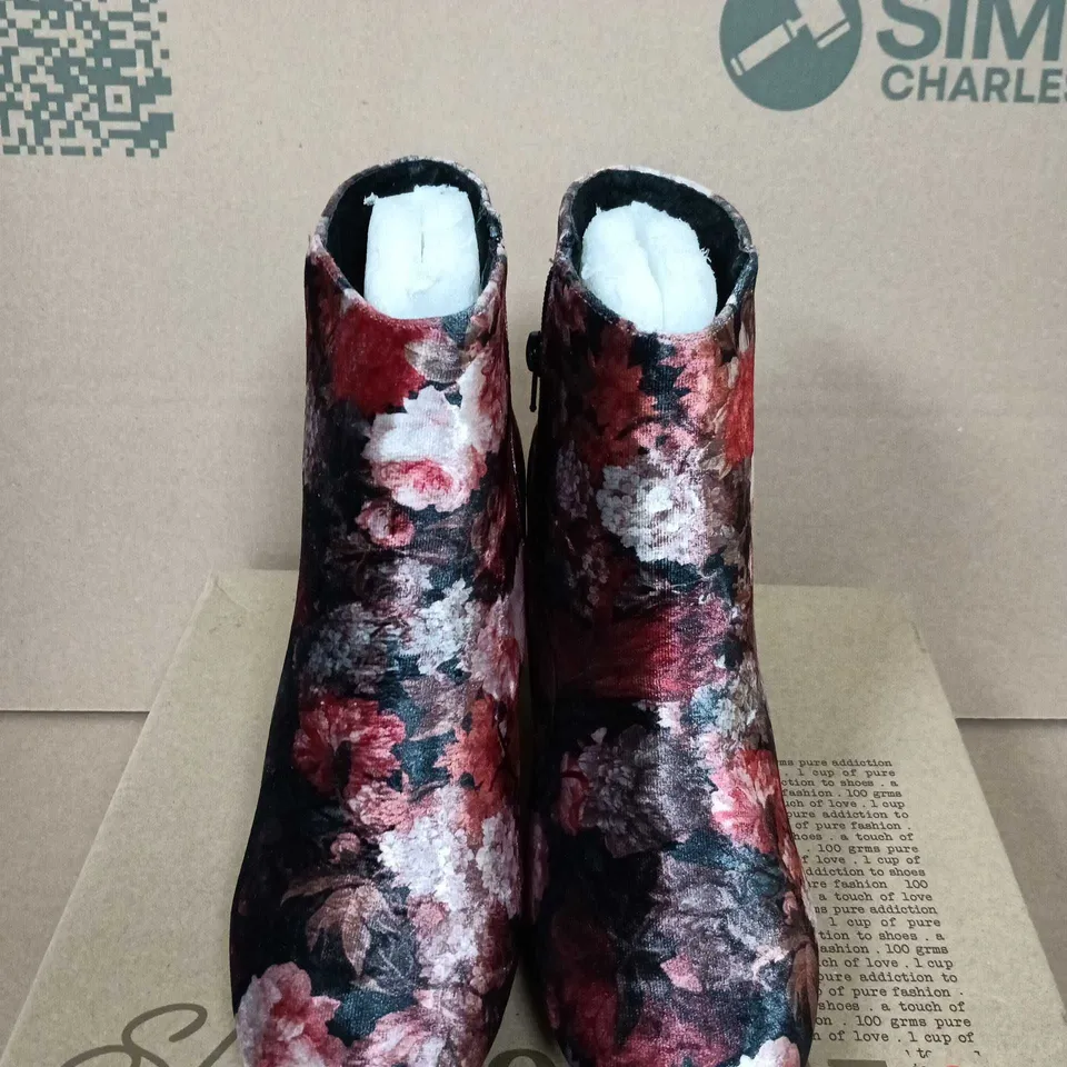 BOXED PAIR OF FLORAL PRINT ANKLE BOOTS WITH FAUX FUR LINING – SIZE 41