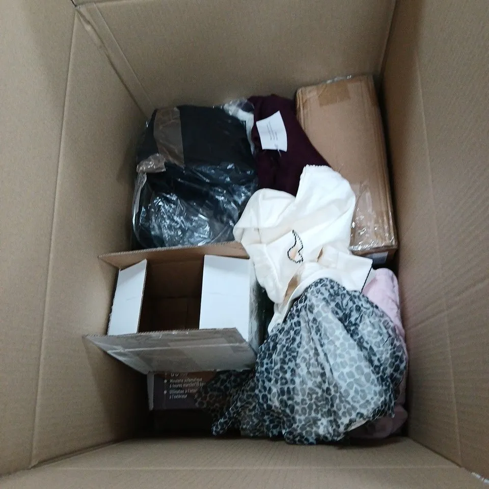BOX OF APPROXIMATELY 15 ASSORTED HOUSEHOLD ITEMS INCLUDING LAMP SHADE, XMAS TREE LIGHTS AND SKIRT FOR AGES 5-6 ETC